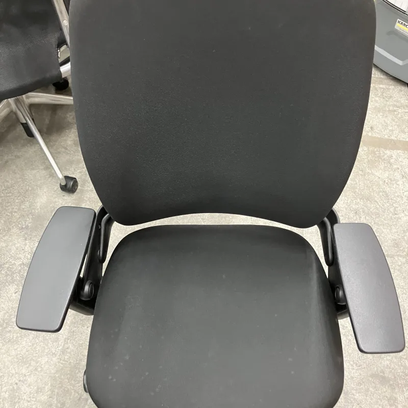 千葉県柏市 Steelcase Leap OAチェアの執務スペースのSteelcase Leap、座面シミを中心に定期洗浄 クリーニング前（主な汚れ: シ