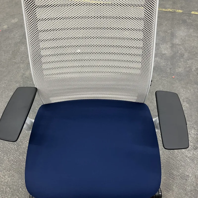 千葉県柏市 Steelcase Think OAチェアの中古再利用に向けたThink OAチェアのニオイ対策 クリーニング前（主な汚れ: 臭い）