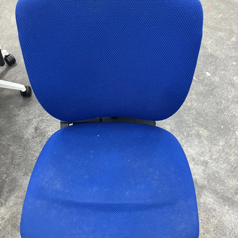 千葉県柏市 イトーキ プラオ OAチェアの中古再利用に向けたイトーキ プラオの短時間クリーニング クリーニング前（主な汚れ: シ