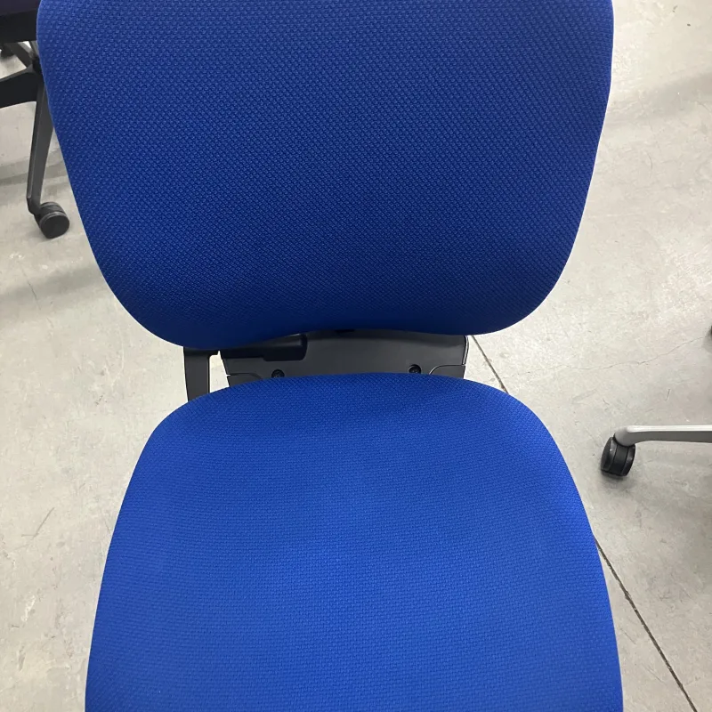 千葉県柏市 イトーキ プラオ OAチェアの中古再利用に向けたイトーキ プラオの短時間クリーニング クリーニング後（主な汚れ: シ