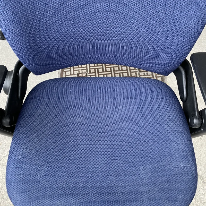 愛知県名古屋市 Steelcase Leap OAチェアのSteelcase Leapの座面汚れを丁寧に洗浄 クリーニング前（主な汚れ: くすみ・手垢汚れ