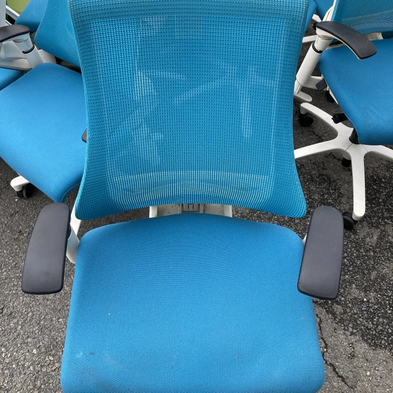 茨城県常総市 イトーキ エフチェア OAチェアのイトーキ エフチェア50脚を定期メンテナンス洗浄 クリーニング前（主な汚れ: 手垢