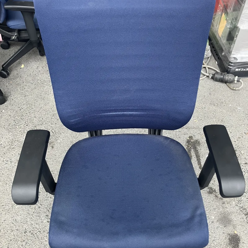 大阪府東大阪市 イトーキ エピオス OAチェアの50脚を中古再利用向けにクリーニング クリーニング前（主な汚れ: 手垢汚れ）