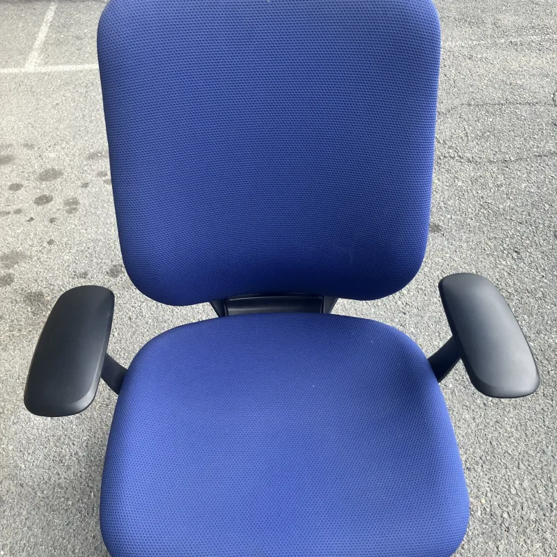 大阪府東大阪市 オカムラ シルフィー OAチェアのオカムラ シルフィーの中古再利用に向けたクリーニング クリーニング前（主な汚