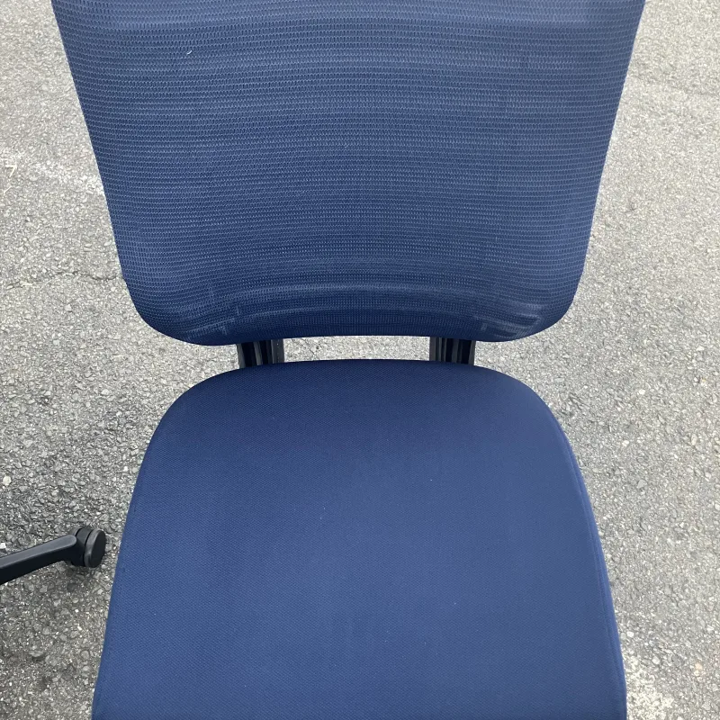 大阪府東大阪市 イトーキ エピオス OAチェアの中古再利用に向けたイトーキ エピオスの洗浄 クリーニング後（主な汚れ: 固着汚れ