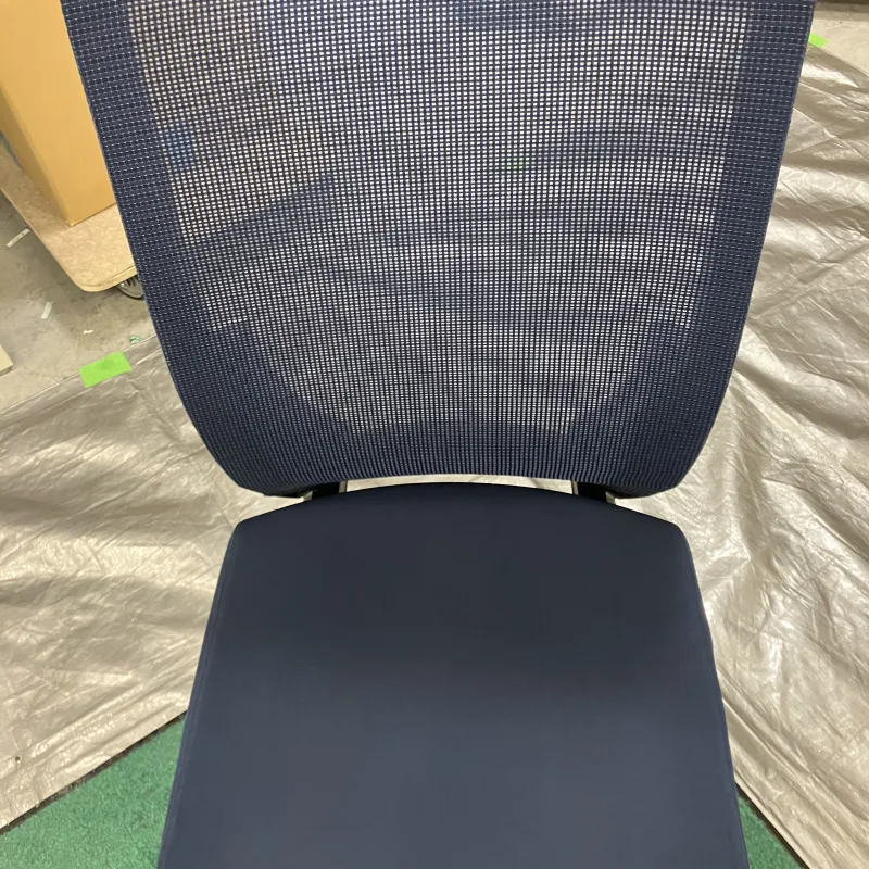 埼玉県 上尾市 オカムラ エスクード メッシュチェアのオカムラ エスクードの手垢汚れを短時間で洗浄 クリーニング後