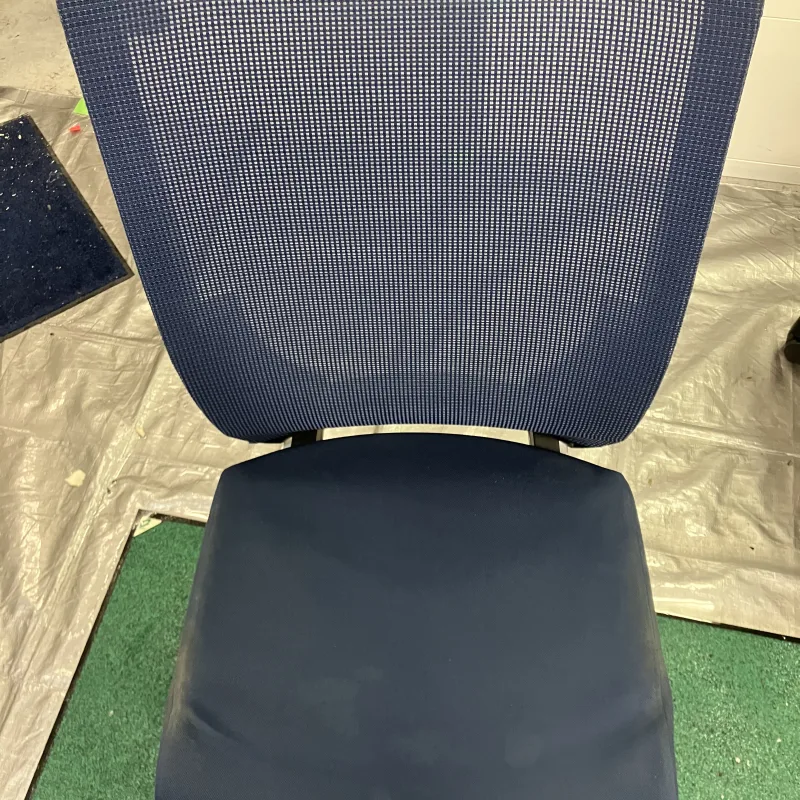 埼玉県 上尾市 オカムラ エスクード メッシュチェアのオカムラ エスクードの手垢汚れを短時間で洗浄 クリーニング前
