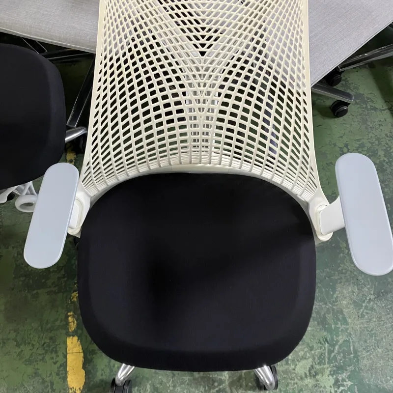 東京都 Herman Miller Sayl OAチェアのHerman Miller Saylの座面と背もたれをリフレッシュ クリーニング前
