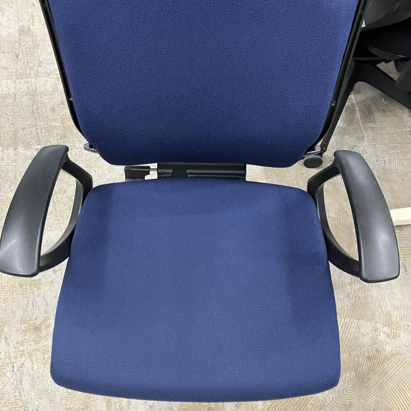 茨城県常総市 オカムラ エスクード OAチェアのオカムラ エスクードの黒ずみと埃を整え、明るい印象へ クリーニング後(主な汚れ:
