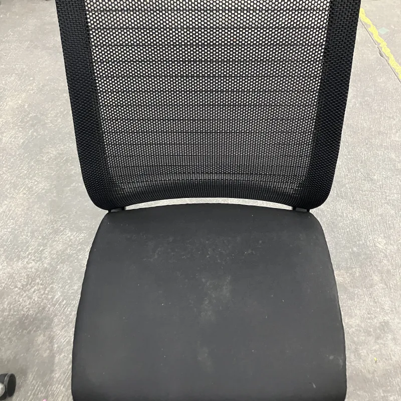 千葉県柏市 Steelcase Think OAチェアの執務スペースの座面汚れを整えたSteelcase Think クリーニング前(主な汚れ: シミ)