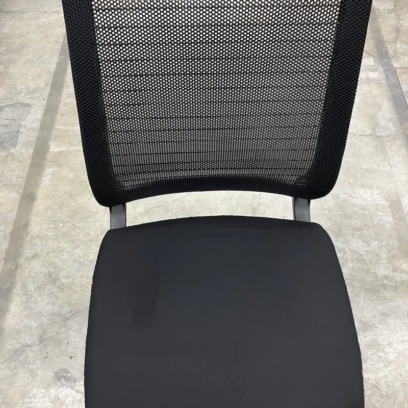 千葉県柏市 Steelcase Think OAチェアの執務スペースの座面汚れを整えたSteelcase Think クリーニング後(主な汚れ: シミ)