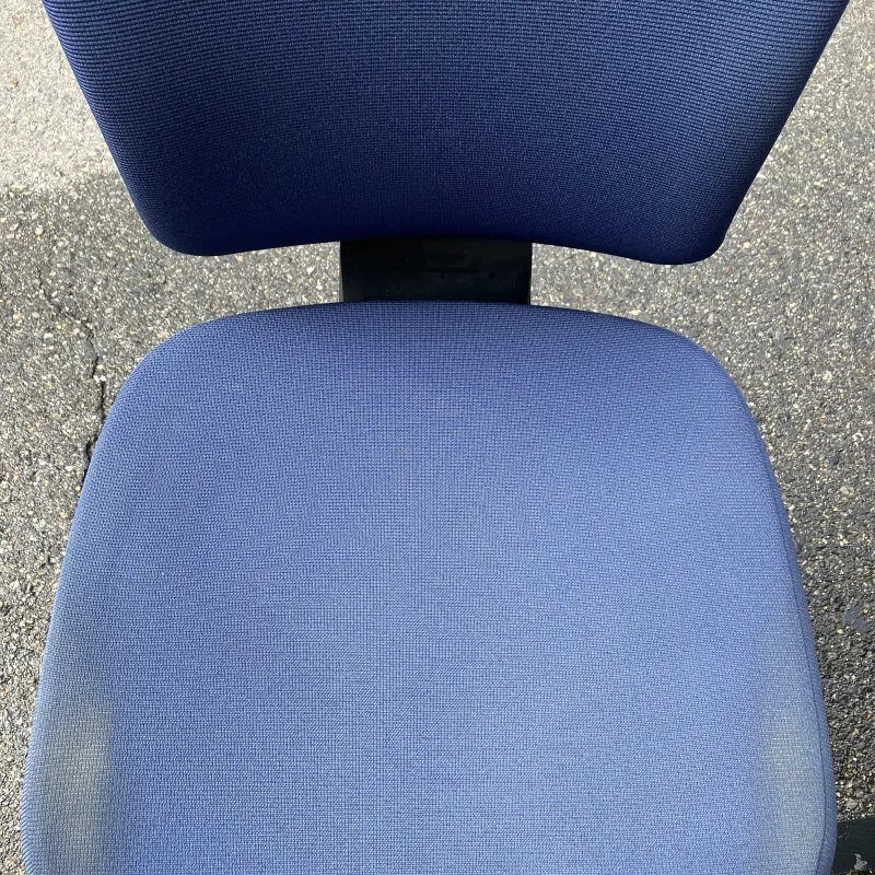 愛知県名古屋市 ライオン事務機 バーサル OAチェアのライオン事務機バーサルの座面汚れを集中的に洗浄 クリーニング前（主な汚れ