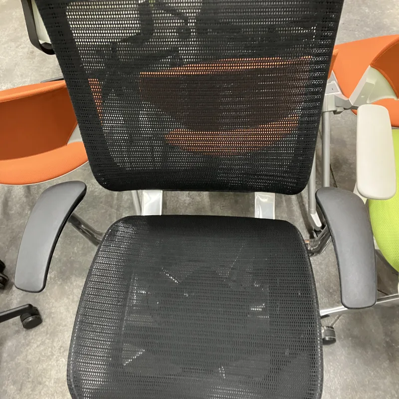千葉県 柏市 オカムラ バロン メッシュチェアのオカムラ バロンの座面にたまった埃を短時間で清掃 クリーニング前