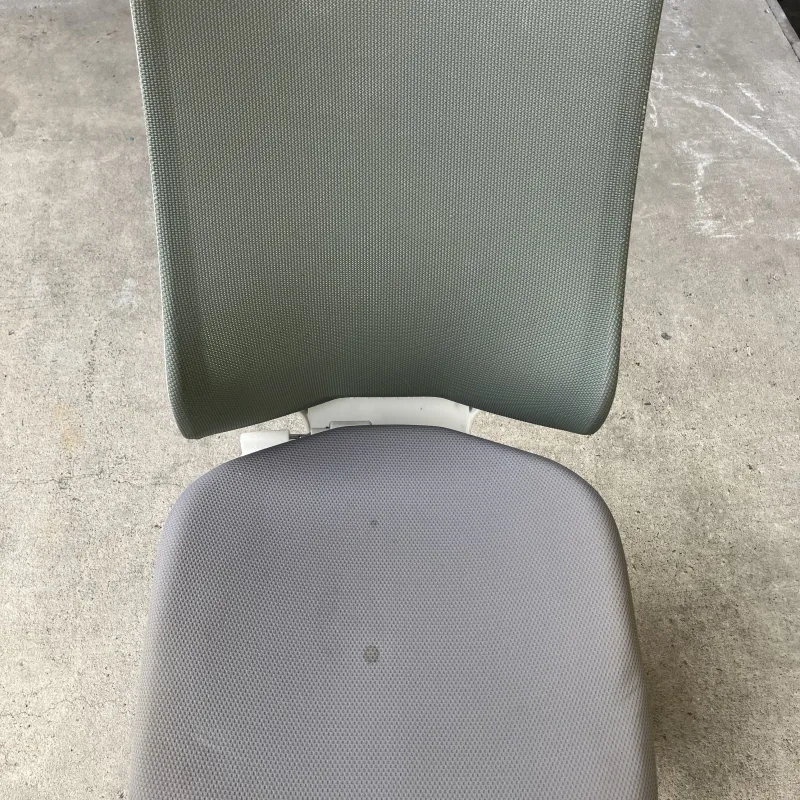 中古再利用に向けたOAチェアのクリーニング の before 画像