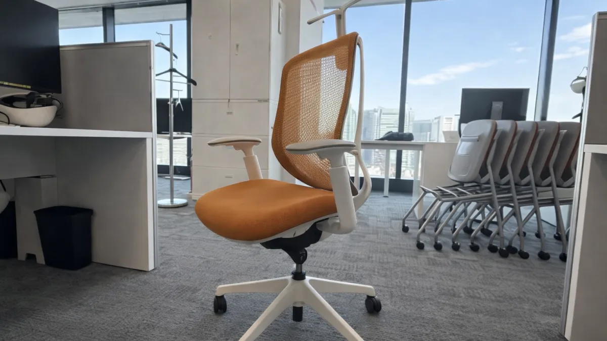 イスの乾燥・仕上げ確認の様子